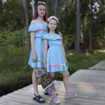 Helesinine kleit värviliste vahetükkidega