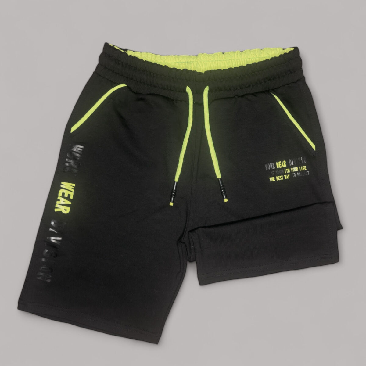 photoroom-41 Mustad vabaaja lühikesed püksid heleroheliste vahetükkidega - Image 1