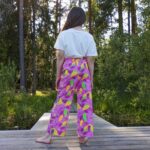 Roosade pükste ja valge trükiga T-särgi komplekt - Image 4