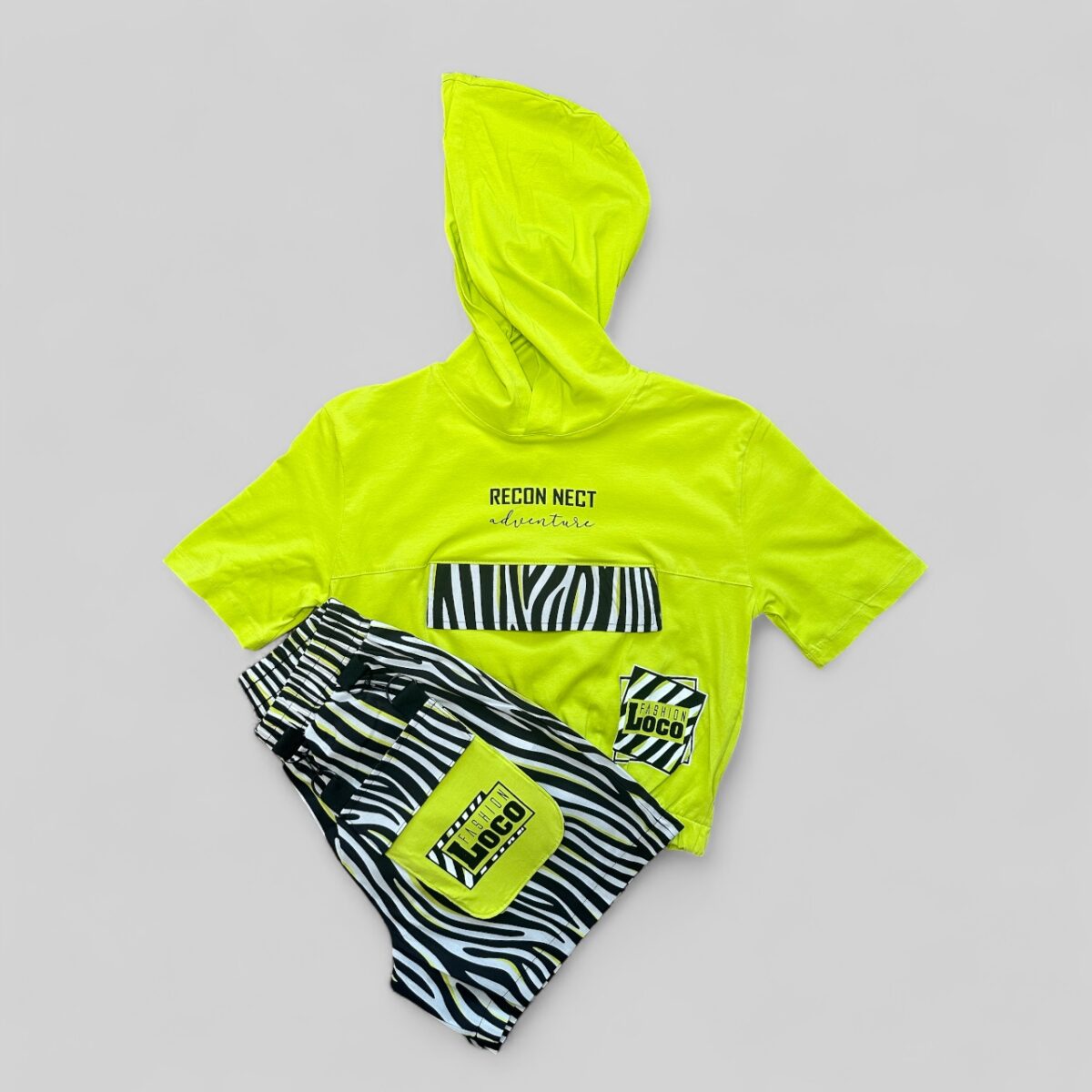 set-with-print-shorts-t-shirt-with-hood-2 Komplekt mustriga lühikeste pükstega + kapuutsiga T-särk - Image 2